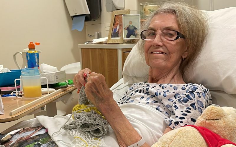 jackie-knits-while-in-her-bed-on-the-inpatient-unit