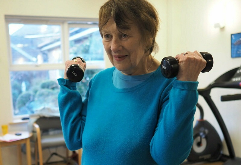 greta-lifting-weights-in-a-rehab-and-wellbeing-session