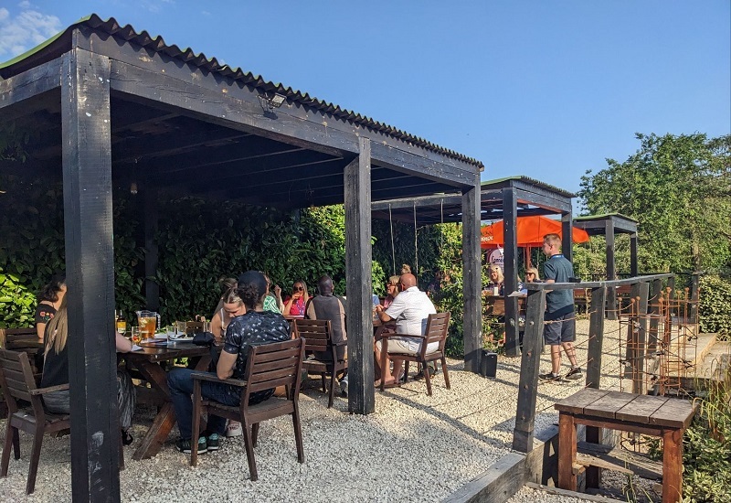 connect-corporate-networking-members-sit-around-tables-outside-for-quiz