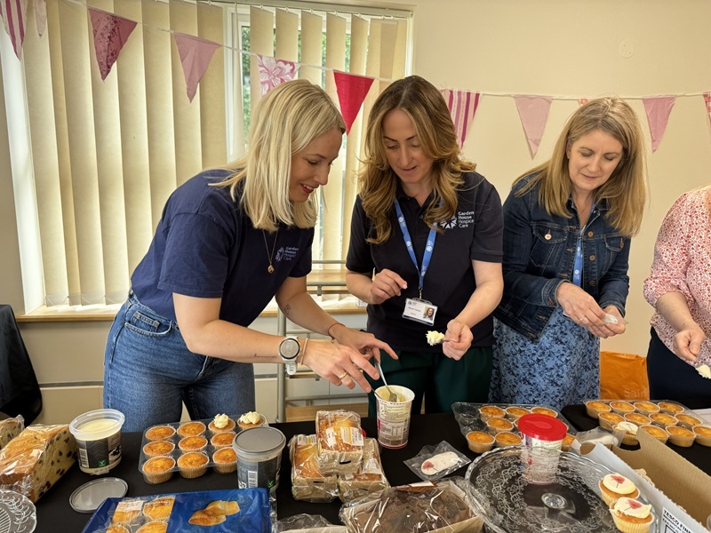 natalie-cassidy-helping-decorate-cakes-at-the-wildflowers-event