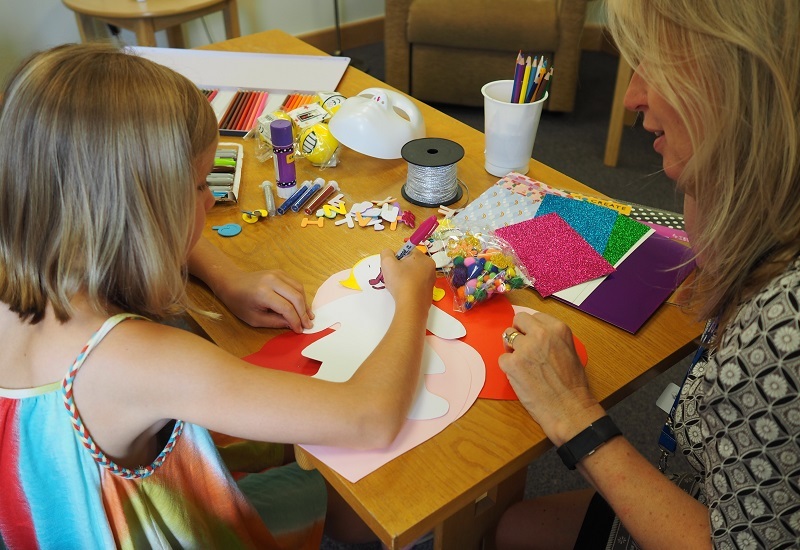 childrens-bereavement-craft-session-with-young-girl-and-counsellor