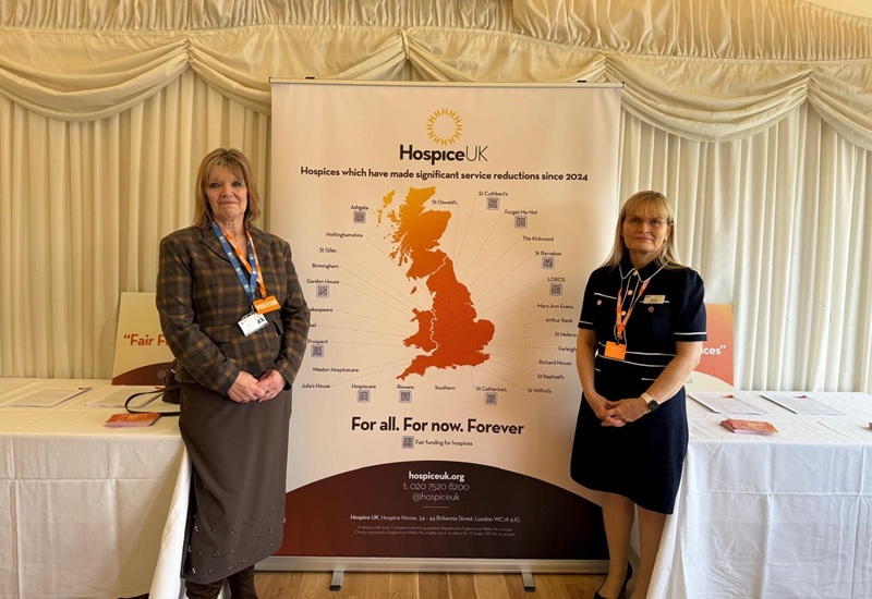 lisa-hunt-and-dr-sarah-bell-in-westminster-in-front-of-hospice-uk-banner