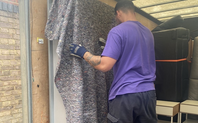 boxmove-employee-loads-wardrobe-onto-van