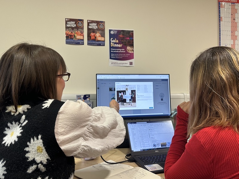 mj-and-marketing-team-member-work-together-on-computer