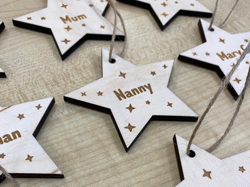 wooden-stars-with-engraved-names-laid-out-on-a-table