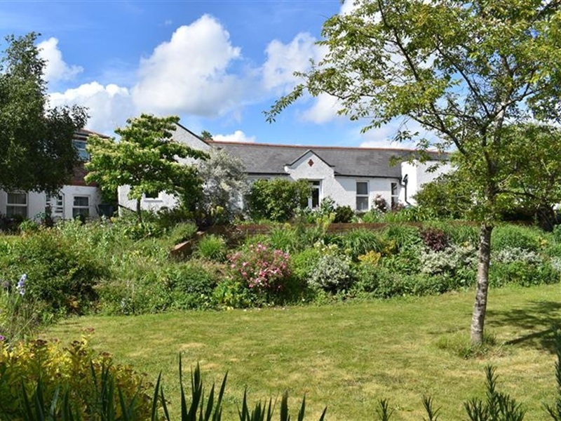 garden-house-hopsice-care-gardens-in-spring