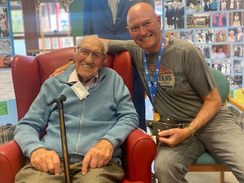dick-and-hospice-chairman-steve-mellish