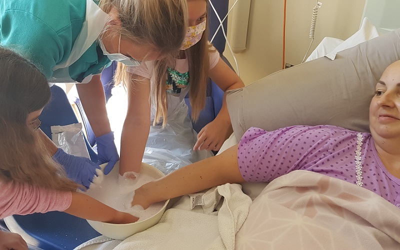 leah-abbie-and-chloe-making-a-hand-cast-in-the-ipu